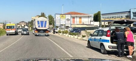 Incidente sulla via Casilina ad Anagni: scontro tra auto e moto, ferito un motociclista