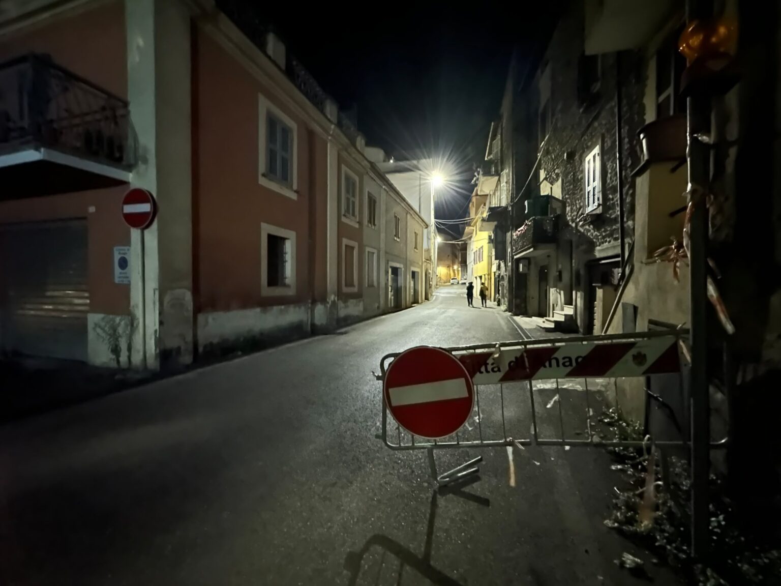 Anagni, auto contromano giorno e notte in via Giminiani: residenti chiedono interventi urgenti