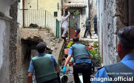 Follia a Olevano Romano, sindaco, Carabinieri e comandante della Polizia Locale feriti nel tentativo di calmare un uomo in escandescenza