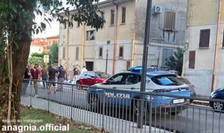Colleferro, accoltella la compagna in pieno pomeriggio: la Polizia di Stato sul posto per i rilievi