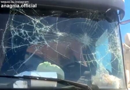 Autostrada del Sole, sasso lanciato dal cavalcavia contro un tir che trasportava gasolio: sfiorata la strage tra Caianello e San Vittore