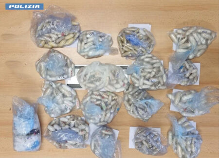 Roma, weekend di controlli serrati: 7,8 kg di cocaina sequestrati a Termini, un arresto e dieci denunce tra Torrino e Municipio IX