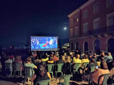Ferentino, “Visioni d’Estate” incanta Piazza Mazzini: grande partecipazione per il cinema sotto le stelle