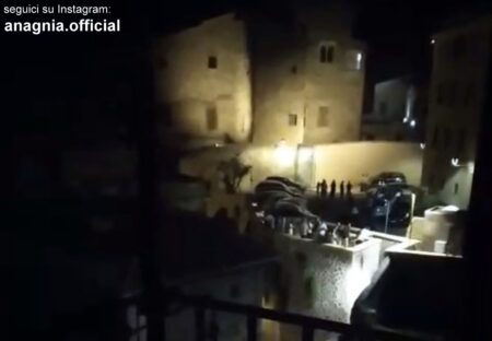 Anagni, festa finita nel sangue: aggressione alle 4.30 in Piazza Innocenzo III, il sindaco: “condanniamo senza esitazioni”