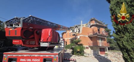 Esplosione in un appartamento a Cassino, crolla il tetto: due persone gravemente ustionate
