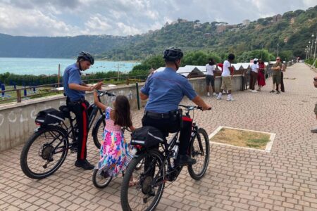 Le e-bike arrivano a Castel Gandolfo: i Carabinieri pattugliano il borgo del Papa a pedalata assistita