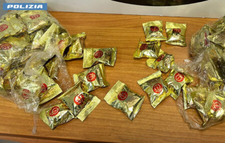 Cocaina nei biscotti della fortuna: arrestata a Fiumicino donna diretta a Taipei