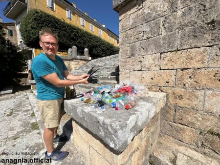 Assieme ad un amico ripulisce il Parco della Rimembranza di Anagni: quando il decoro diventa un compito di tutti