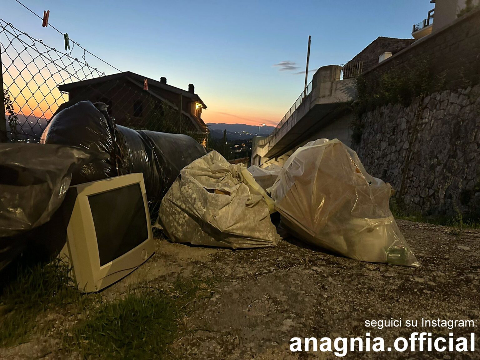 Rifiuti abbandonati lungo la scalinata di San Francesco: il degrado che imbarazza Anagni