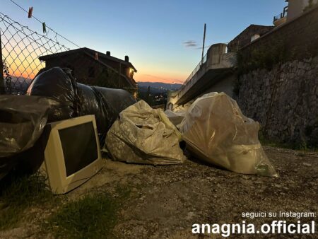 Rifiuti abbandonati lungo la scalinata di San Francesco: il degrado che imbarazza Anagni