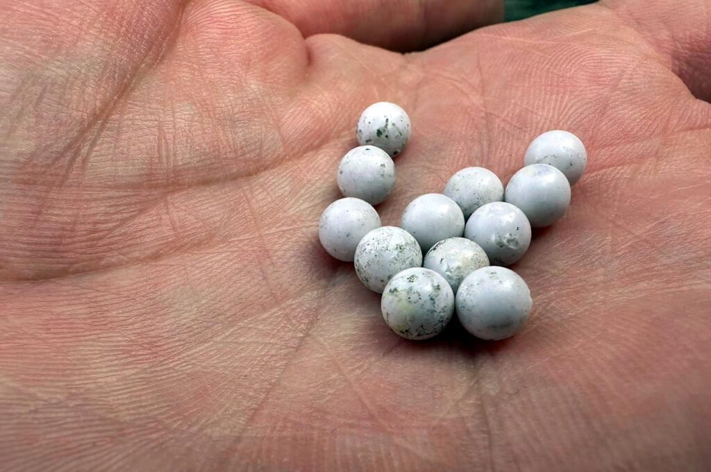 Anagni. Pallini di plastica ovunque a Porta Cerere: l’eredità (non biodegradabile) della fiera di San Magno