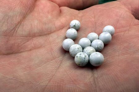Anagni. Pallini di plastica ovunque a Porta Cerere: l’eredità (non biodegradabile) della fiera di San Magno