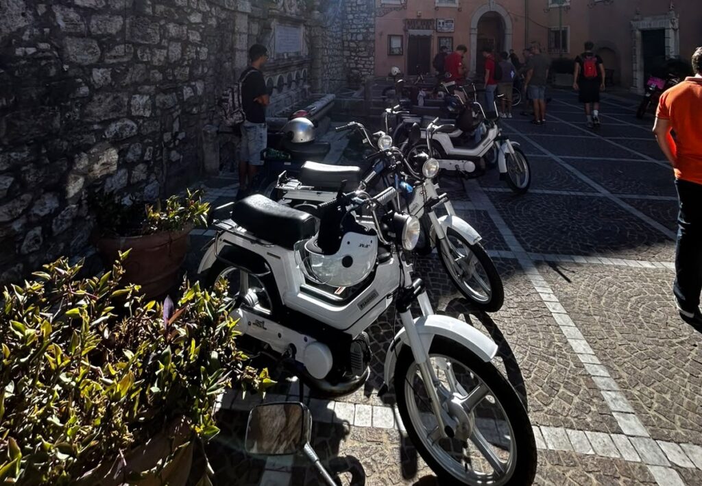 Ceccano capitale del Piaggio Sì: oltre 100 esemplari in piazza per il primo raduno nel Lazio
