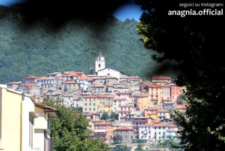 Fiuggi, lite condominiale degenera: vasi lanciati dal balcone, denunciato 53enne