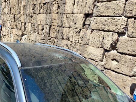 Anagni, massi in caduta dalle mura ciclopiche: un’auto seriamente danneggiata, il sindaco rassicura sulla tenuta della cinta muraria