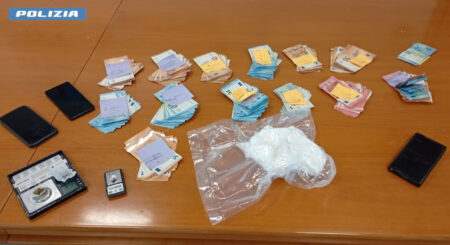 Valmontone, cocaina nascosta in una scatola di dolci: tre arresti della Polizia di Stato