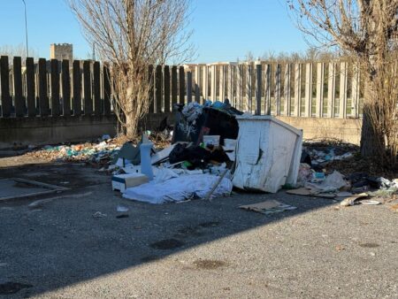Sgurgola, discarica abusiva davanti alla stazione ferroviaria: scattano gli accertamenti della Polizia