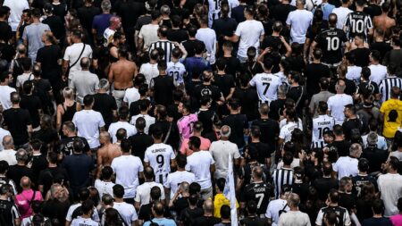 Tifosi girati di spalle durante il minuto di silenzio per Mazzola, Juve multata