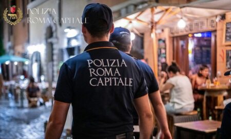 I controlli della Movida a Roma: oltre 1.600 irregolarità nel weekend, chiuso un locale e un venditore abusivo con un martello nello zaino