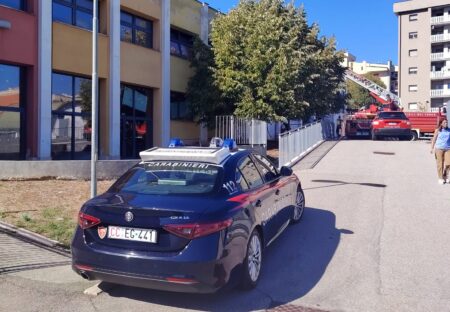 Incendio sul tetto della scuola ai Cavoni: alunni evacuati