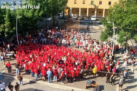 Colleferro, studenti in piazza per festeggiare i nonni: canti, poesie e tanta emozione