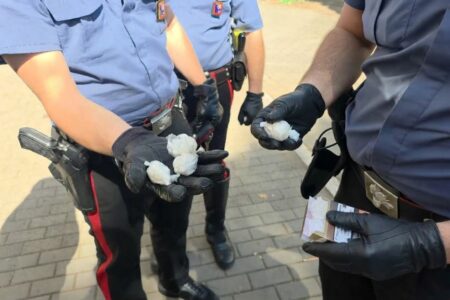 Roma Quarticciolo, i Carabinieri tolgono le sedie ai pusher