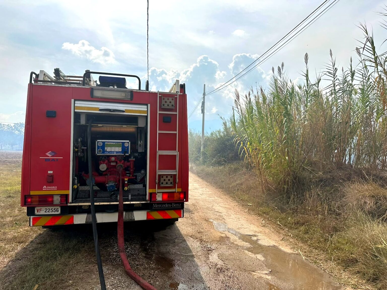 Incendio sulla via Casilina tra Anagni e Ferentino: fiamme e fumo visibile a chilometri di distanza