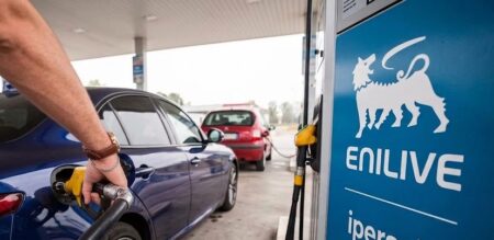 Diesel, Eni abbassa il tetto a 2,21 euro ma alla pompa si paga ancora di più: Meloni riapre il dossier accise mobili