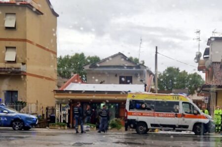 Dà in escandescenza dentro a una tabaccheria, arriva la Polizia