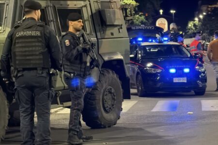 Roma, la sicurezza si gioca sul territorio: blitz con i blindati a Centocelle, droga a tonnellate di controlli e un arco spianato contro i Carabinieri