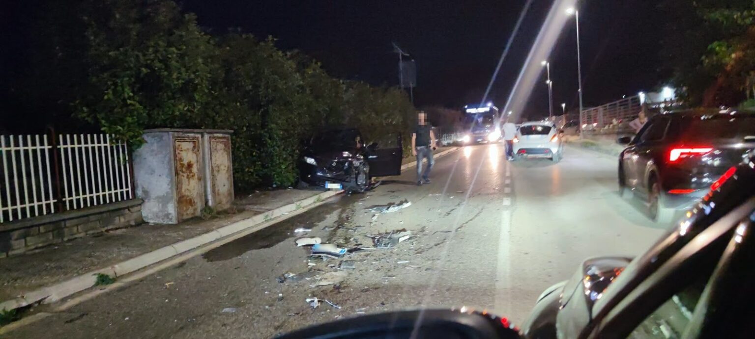Incidente sulla SS155 al bivio per Tecchiena: due veicoli coinvolti, un ferito in modo serio