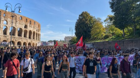 Scuola, la protesta infiamma le piazze d’Italia: 20 mila studenti a Roma, tensioni a Torino, Bologna e Genova