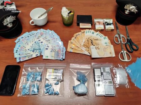 Anagni, controlli serrati dei Carabinieri: arrestato un uomo per spaccio, sequestrati 68 grammi di sostanze stupefacenti e oltre 4mila euro