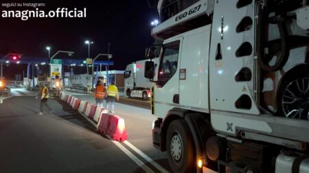 Caro carburante, la protesta dei tir arriva al casello di Anagni-Fiuggi: presidio pacifico e Carabinieri sul posto