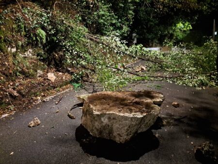 Sgurgola, enorme masso si stacca dalla montagna e piomba sulla pedemontana: tragedia sfiorata all’ingresso del paese