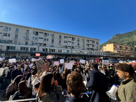 Cassino, studenti in piazza contro il caro vita: corteo pacifico, tensione a margine