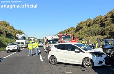 Incidente sull’A1 tra Roma Sud e Valmontone: tre auto coinvolte e tre feriti, traffico in tilt