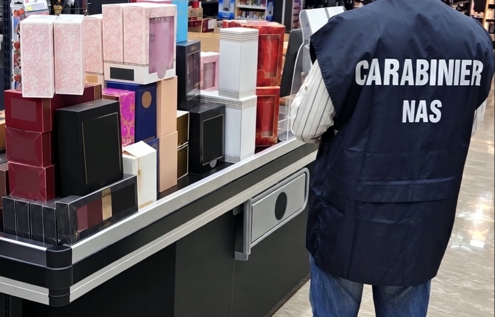 Profumi e cosmetici senza etichetta in un negozio di Castrocielo: il NAS sequestra 117 confezioni