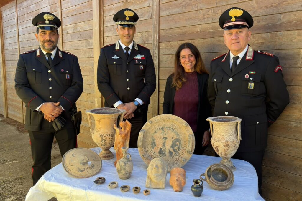 Carabinieri restituiscono allo Stato 54 reperti archeologici: dai crateri etruschi agli ex-voto, un tesoro tornerà a Cerveteri