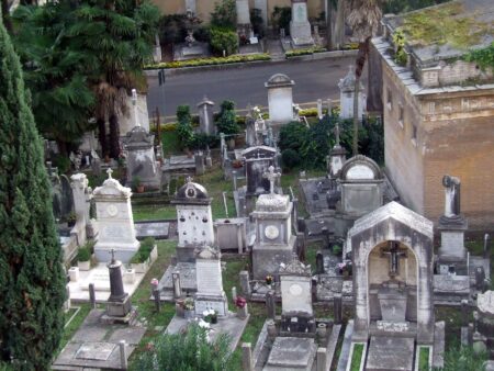 Roma, Commemorazione dei defunti 2026: il piano AMA per gli 11 cimiteri capitolini, con la Messa di Papa Leone XIV al Verano