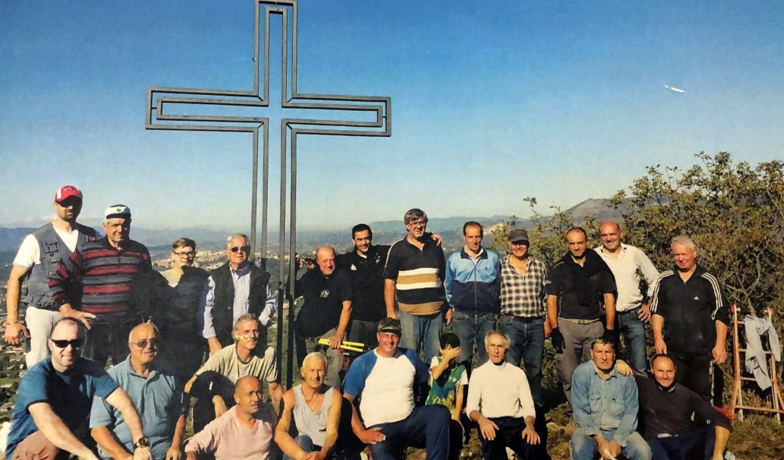 Monte Radicino, la tecnologia cambia ma la fede resta ferma: da dieci anni la croce della Comunità Madonna di Fatima illumina le sere