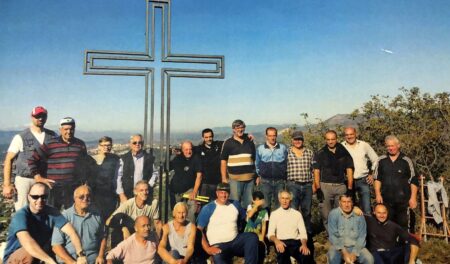 Monte Radicino, la tecnologia cambia ma la fede resta ferma: da dieci anni la croce della Comunità Madonna di Fatima illumina le sere